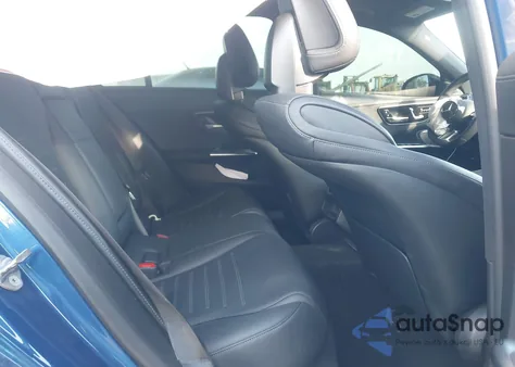 2022 Mercedes-Benz C 300 Sedan z USA, uszkodzony, nr VIN W1KAF4GB2NR009972